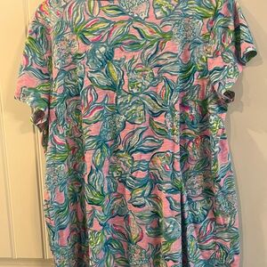 Lilly Pulitzer size XL pink and blue Etta v neck Short Sleeve Tee